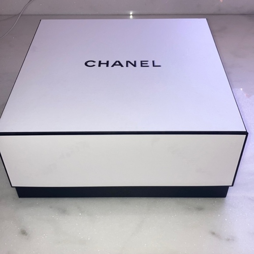 Chanel Gift Box - Picture 3 of 4